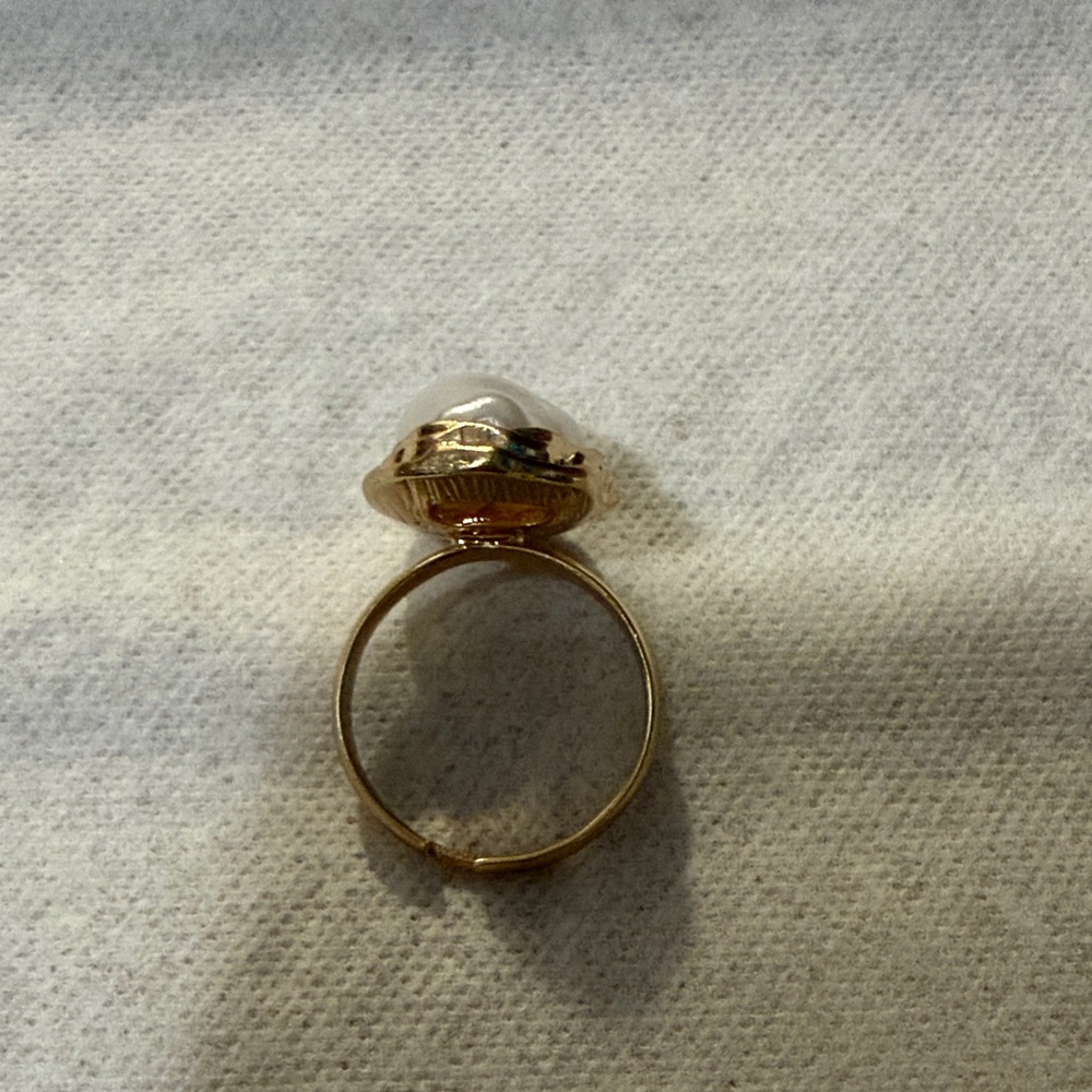 Elegant faux Gold and Pearl Ring - Picture 3 of 6